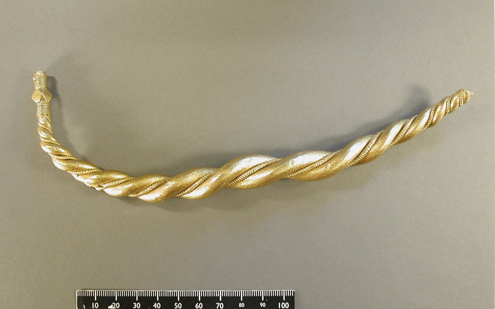Müzede sergilenen bir Viking bileziği (temsili)